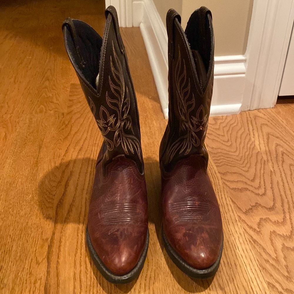 Laredo Brown two-toned leather Western boots. Size 9.